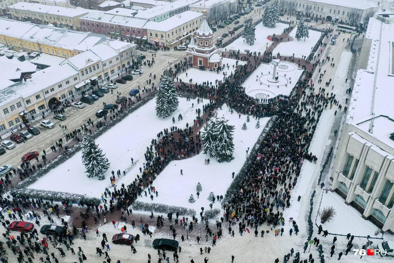 Так заполонили площадь у здания правительства Так заполонили площадь у здания правительства