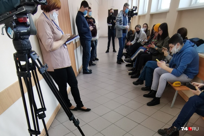 Корреспондентам остается ждать в коридоре Корреспондентам остается ждать в коридоре