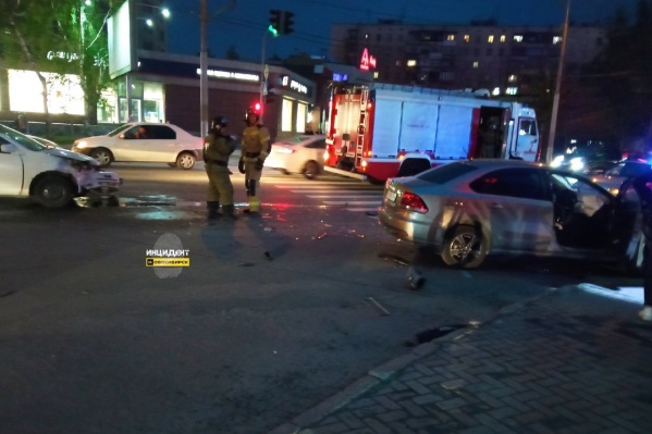 Автомобили перекрыли несколько полос движения Автомобили перекрыли несколько полос движения