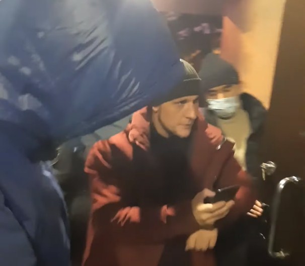 Активист и другие участники шествия доказывают, что он не проявлял агрессии к полицейским Активист и другие участники шествия доказывают, что он не проявлял агрессии к полицейским