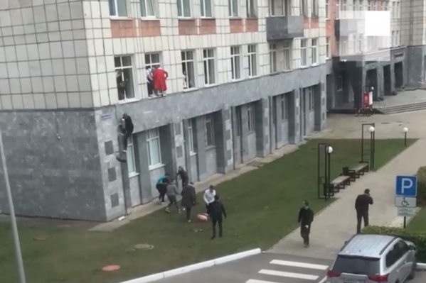Студенты выпрыгивали из окон, чтобы спастись от стрелка Студенты выпрыгивали из окон, чтобы спастись от стрелка