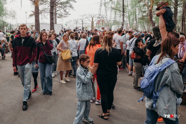 В лесопарке собралось очень много людей. Большинство признались, что выбрались сюда на концерт и на выставки, а также хотели побывать на природе В лесопарке собралось очень много людей. Большинство признались, что выбрались сюда на концерт и на выставки, а также хотели побывать на природе