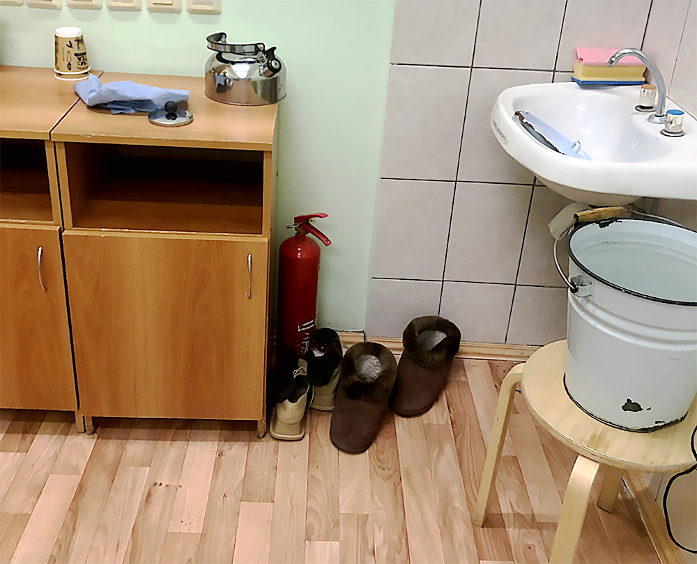 Питьевую воды для пациентов кипятят в ведре «Отходы» Питьевую воды для пациентов кипятят в ведре «Отходы»