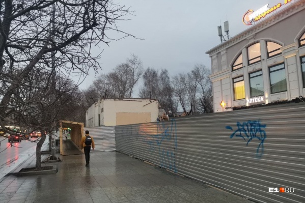 В компании заверили, что здание сносить не станут, его будут перестраивать В компании заверили, что здание сносить не станут, его будут перестраивать 