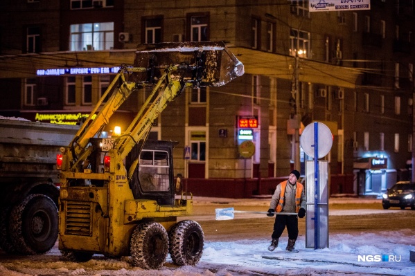 Новосибирские ДЭУ занимаются уборкой дорог и улиц Новосибирские ДЭУ занимаются уборкой дорог и улиц