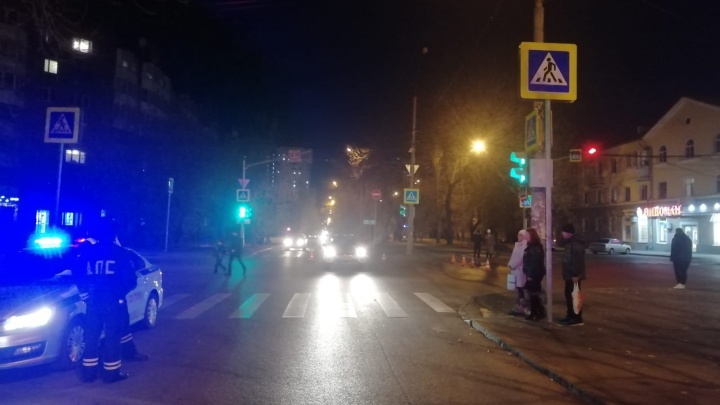 Перепутал сигналы светофора: в Екатеринбурге водитель KIA сбил мальчика на самокате, проехав на красный свет