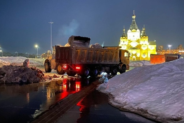 На уборке талой воды в Канавине работала коммунальная техника На уборке талой воды в Канавине работала коммунальная техника