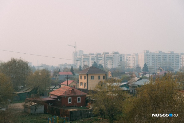 Еще час назад в городе было ясное небо Еще час назад в городе было ясное небо