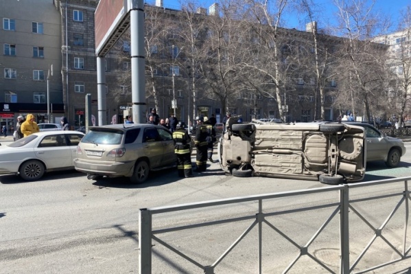 В аварии пострадали пять машин, но водители и пассажиры остались целы В аварии пострадали пять машин, но водители и пассажиры остались целы