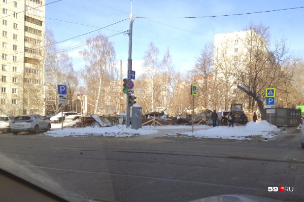 На месте павильона сейчас остался строительный мусор На месте павильона сейчас остался строительный мусор