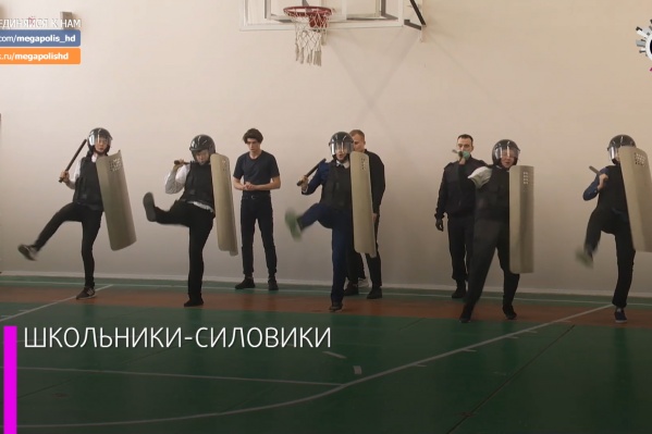Детей учили пинаться из-за щитов, держать дубинки правильно и выхватывать людей из толпы протестующих Детей учили пинаться из-за щитов, держать дубинки правильно и выхватывать людей из толпы протестующих 