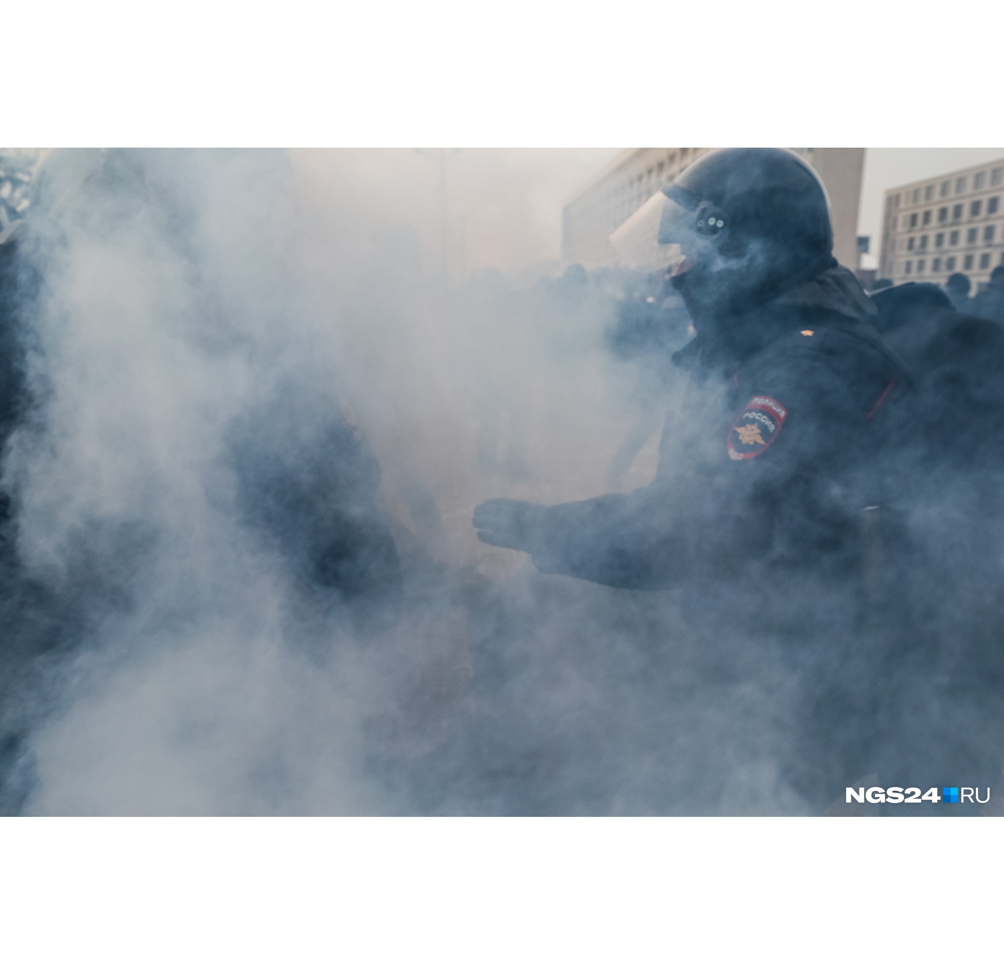 Кто-то бросал петарды и дымовые шашки Кто-то бросал петарды и дымовые шашки