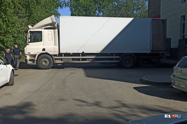 Автохам встал на разгрузку, полностью перегородив проезд Автохам встал на разгрузку, полностью перегородив проезд