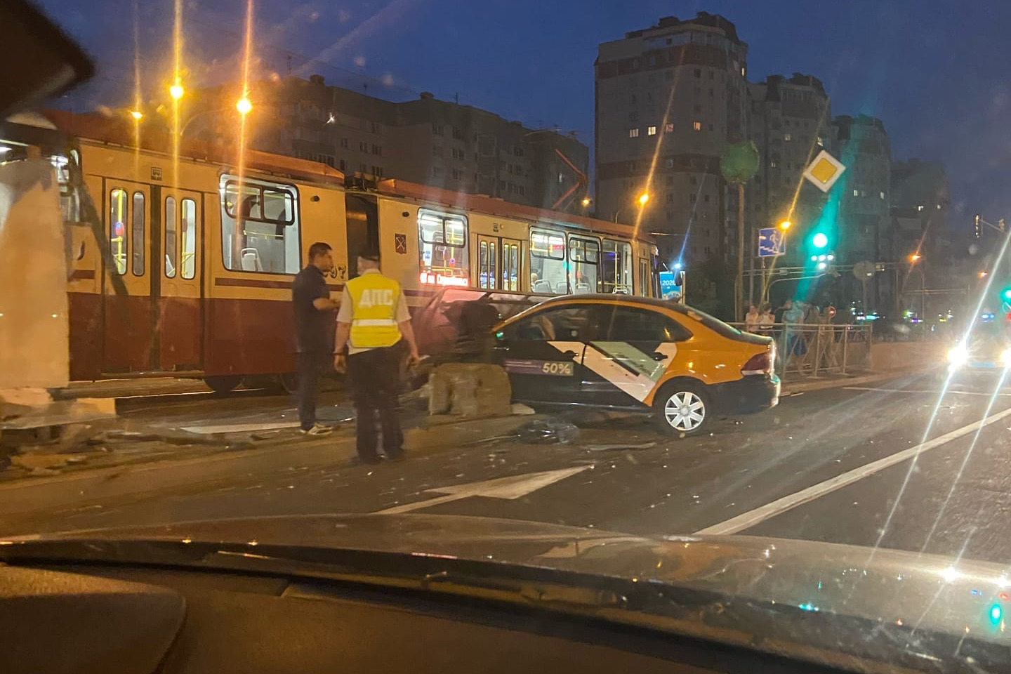 Происшествия в санкт петербурге за сутки. ДТП В Санкт-Петербурге Савушкина. ДТП на Савушкина с каршерингом. Авария каршеринга на Савушкина в СПБ.