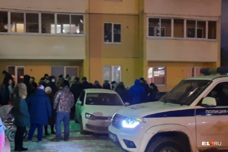 Жильцы домов на Билимбаевской пришли на собрание выяснить, почему приходят двойные квитанции. Собрание заканчивали с полицией Жильцы домов на Билимбаевской пришли на собрание выяснить, почему приходят двойные квитанции. Собрание заканчивали с полицией