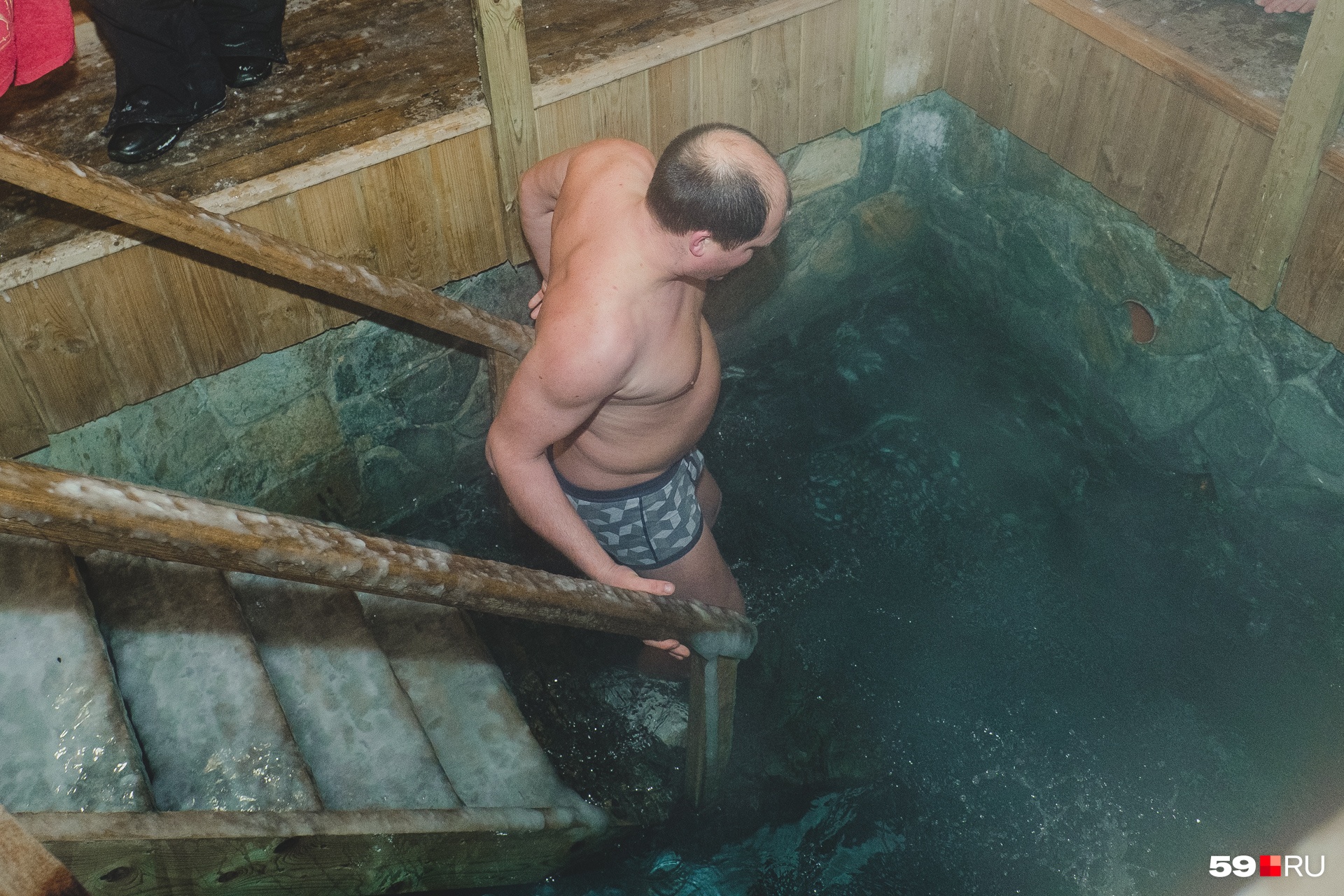 По таким ступенькам нужно спускаться очень аккуратно По таким ступенькам нужно спускаться очень аккуратно