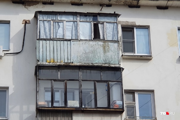 Жителей дома <nobr class="_">№ 64</nobr> по улице Володарского заставляют расстеклять балконы