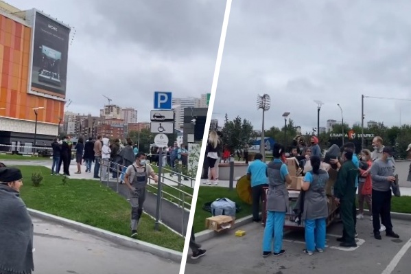 Рядом со зданием собрались десятки людей Рядом со зданием собрались десятки людей