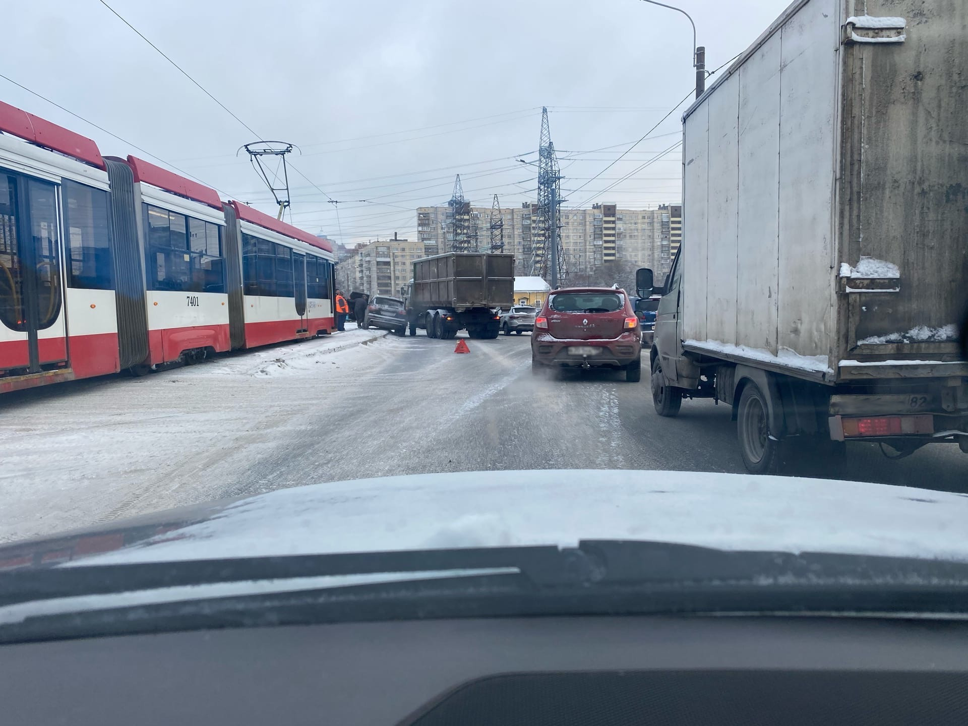 Стоять на трамвайных путях. Стоять на трамвайных путях. Краснодар улица коммунаров трамвайные пути. Ремонт трамвайных путей на песочной набережной. Стоять на трамвайных путях.