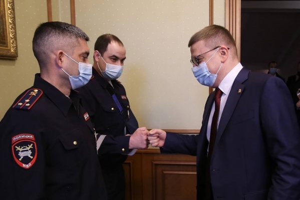 Алексей Текслер поблагодарил полицейских за храбрость Алексей Текслер поблагодарил полицейских за храбрость