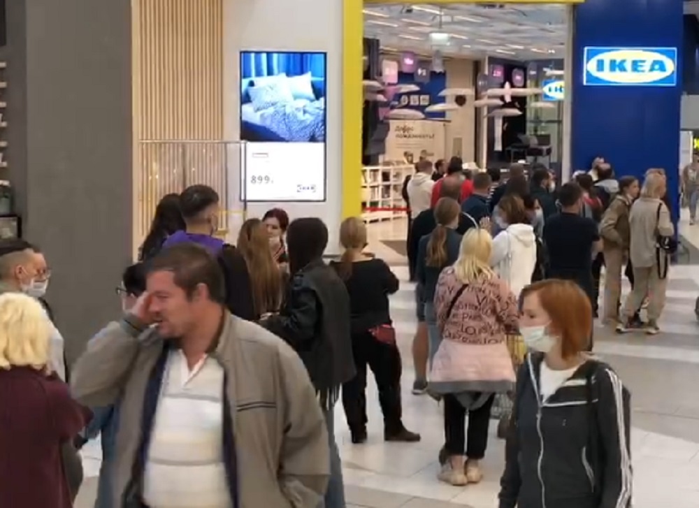 В Екатеринбурге у входа в IKEA выстроилась огромная очередь