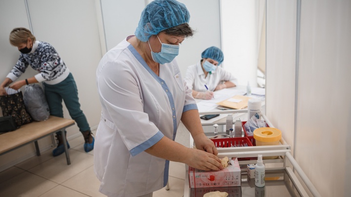 Власти рассказали о ходе вакцинации от COVID-19 в Кузбассе