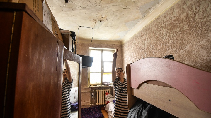 «Потолок вот-вот рухнет»: в Екатеринбурге два года не могут переселить жильцов аварийного дома