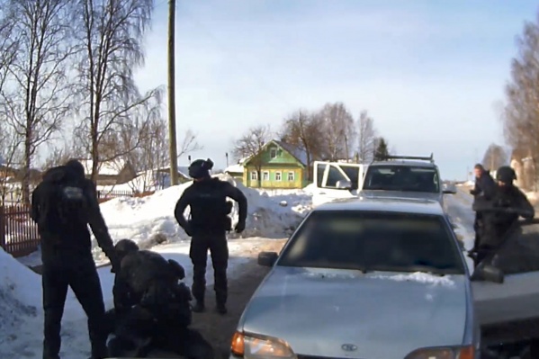 Мужчин задерживали с помощью отряда специального назначения «Гром»<br> Мужчин задерживали с помощью отряда специального назначения «Гром»<br>