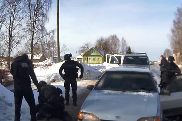 Мужчин задерживали с помощью отряда специального назначения «Гром»<br> Мужчин задерживали с помощью отряда специального назначения «Гром»<br>