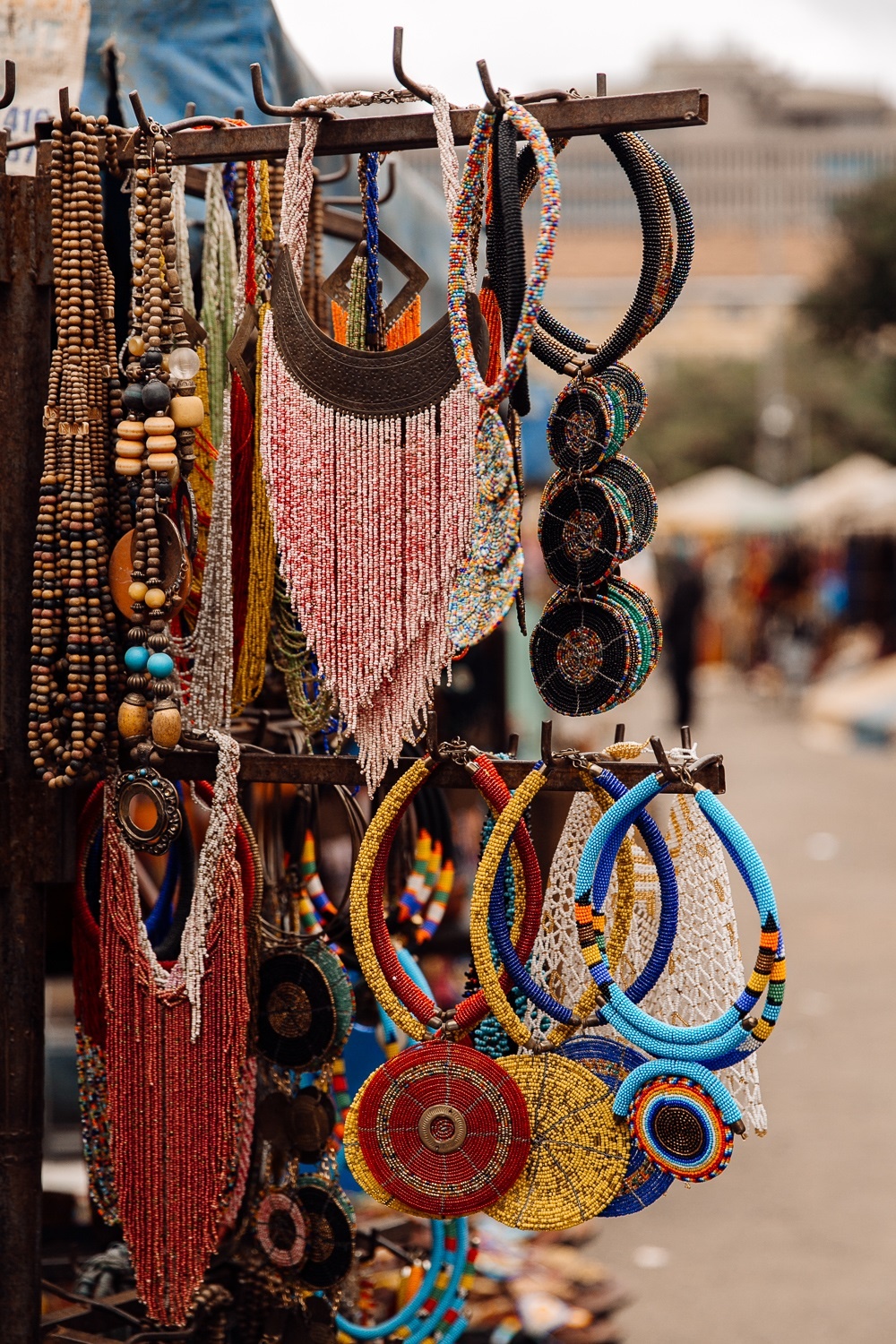 На рынке в Найроби можно приобрести интересные украшения
