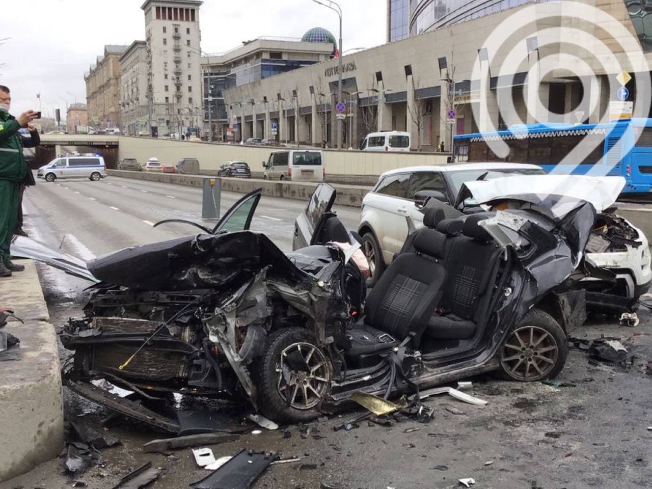 На Садовом кольце в Москве столкнулись пять машин. Виновник аварии ездил на подложных номерах и в этом году превысил скорость больше 400 раз