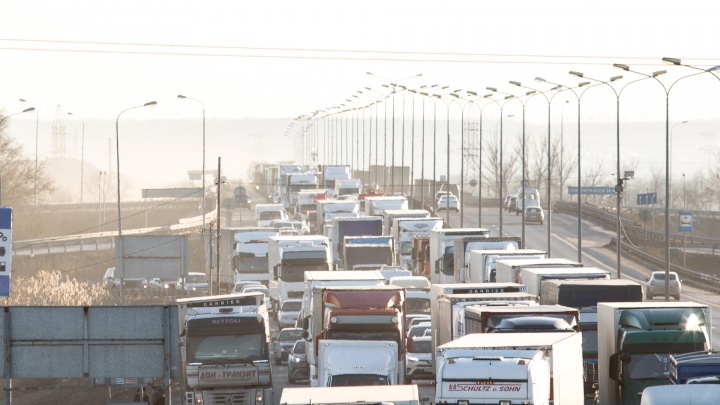 Три бесплатные автостоянки для грузовиков открыли под Ростовом из-за моста на Малиновского