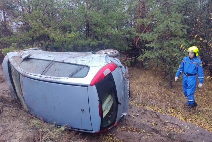 Автомобиль слетел с трассы, а водитель не пострадал лишь по счастливой случайности, считают спасатели Автомобиль слетел с трассы, а водитель не пострадал лишь по счастливой случайности, считают спасатели