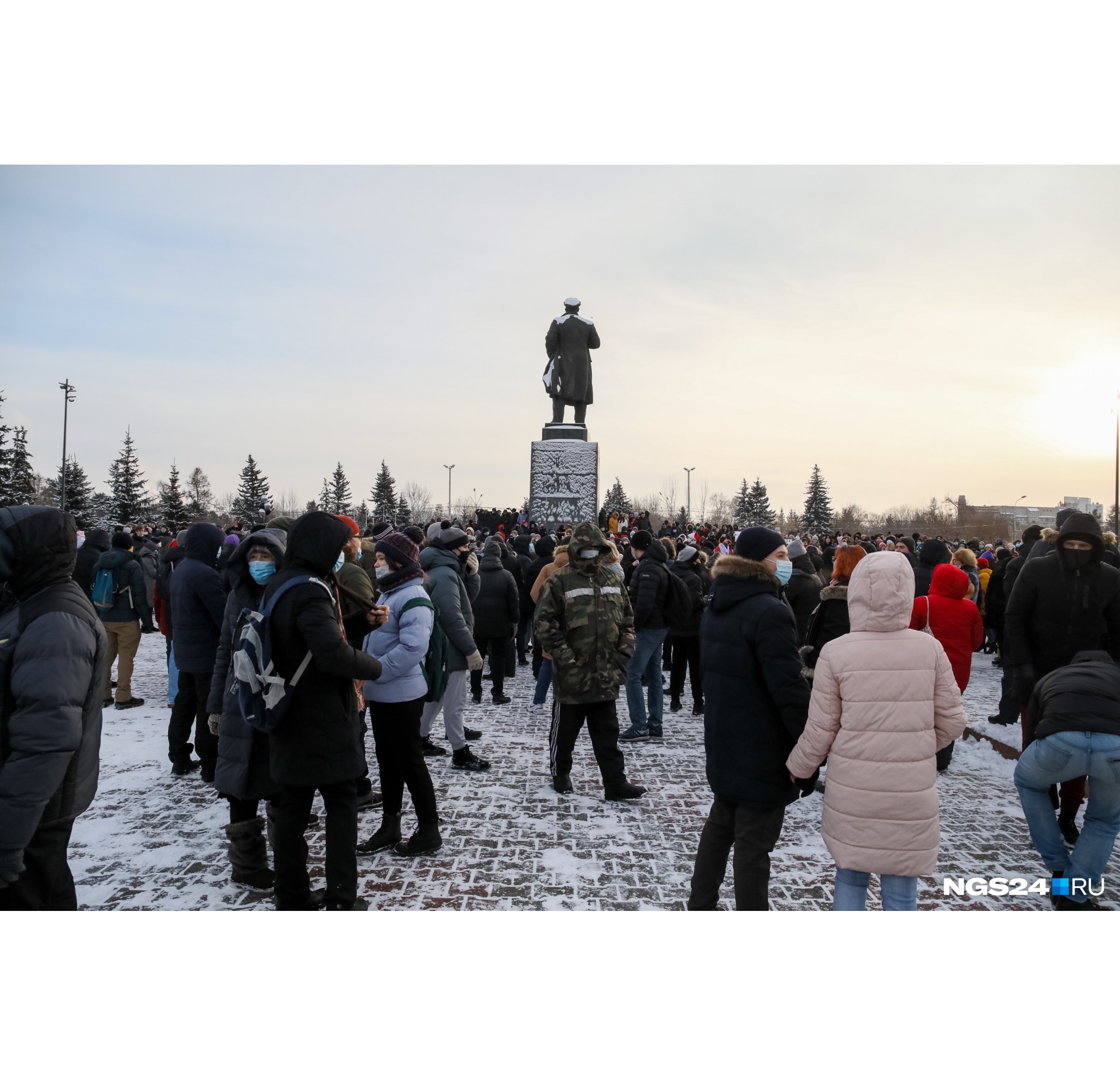 Ненадолго толпа задерживается на площади Революции Ненадолго толпа задерживается на площади Революции