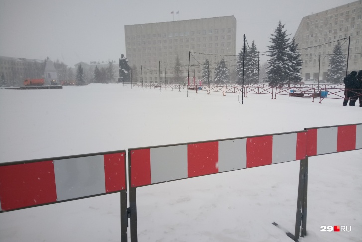 Вот один из заборов, которые внезапно появились в центре Архангельска Вот один из заборов, которые внезапно появились в центре Архангельска