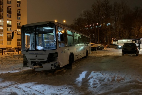 Автобус был без пассажиров и направлялся в новый рейс Автобус был без пассажиров и направлялся в новый рейс