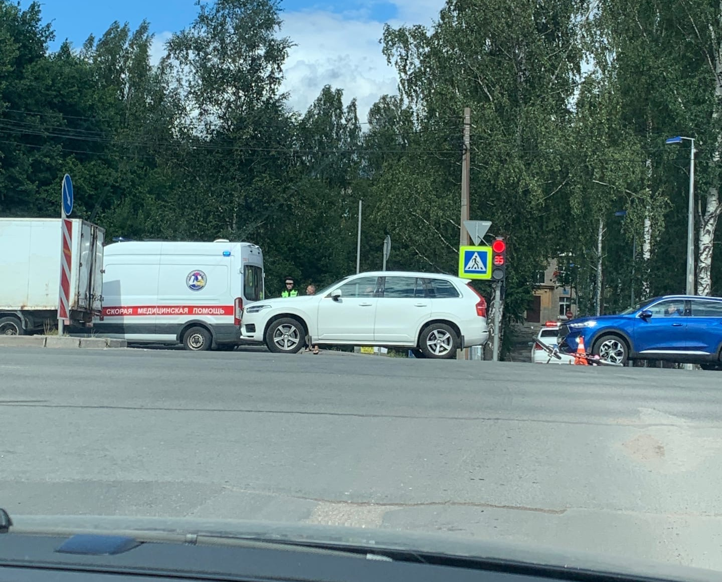 Грузовик сбил велосипедиста в Парголово так, что у машины отвалился кусок бампера