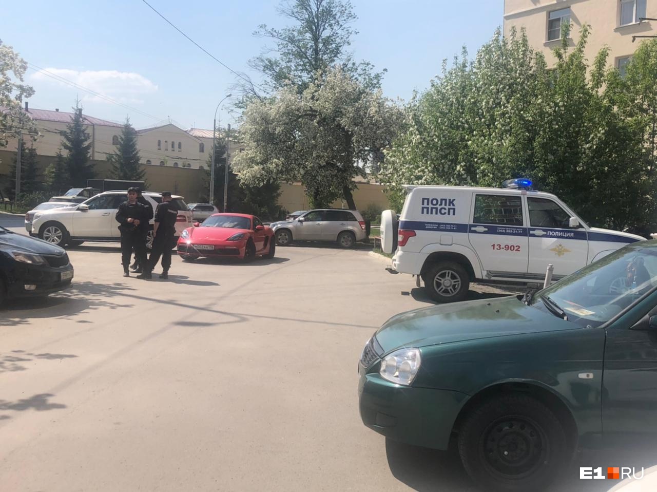 В Екатеринбурге пешеход выстрелил в лицо водителю, ехавшему по тротуару