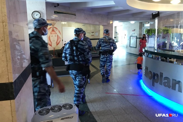 В мае в клинику пришли полицейские с бойцами ОМОНа В мае в клинику пришли полицейские с бойцами ОМОНа
