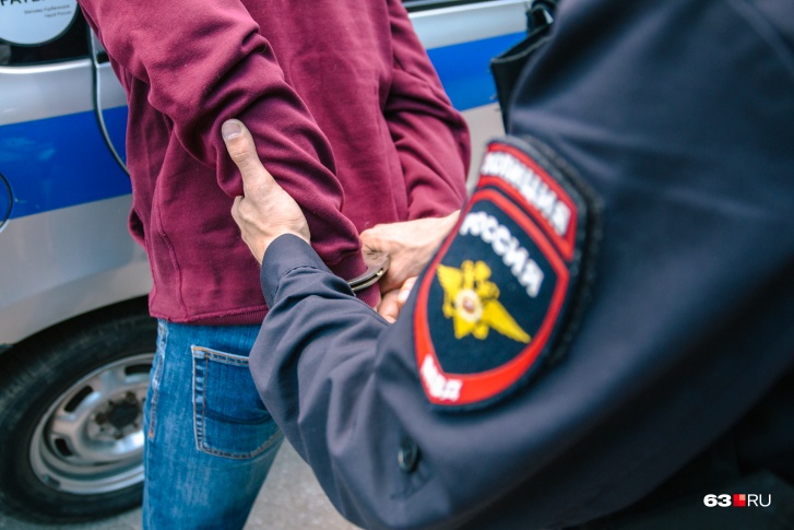 Молодого человека увезли в отделение на допрос Молодого человека увезли в отделение на допрос