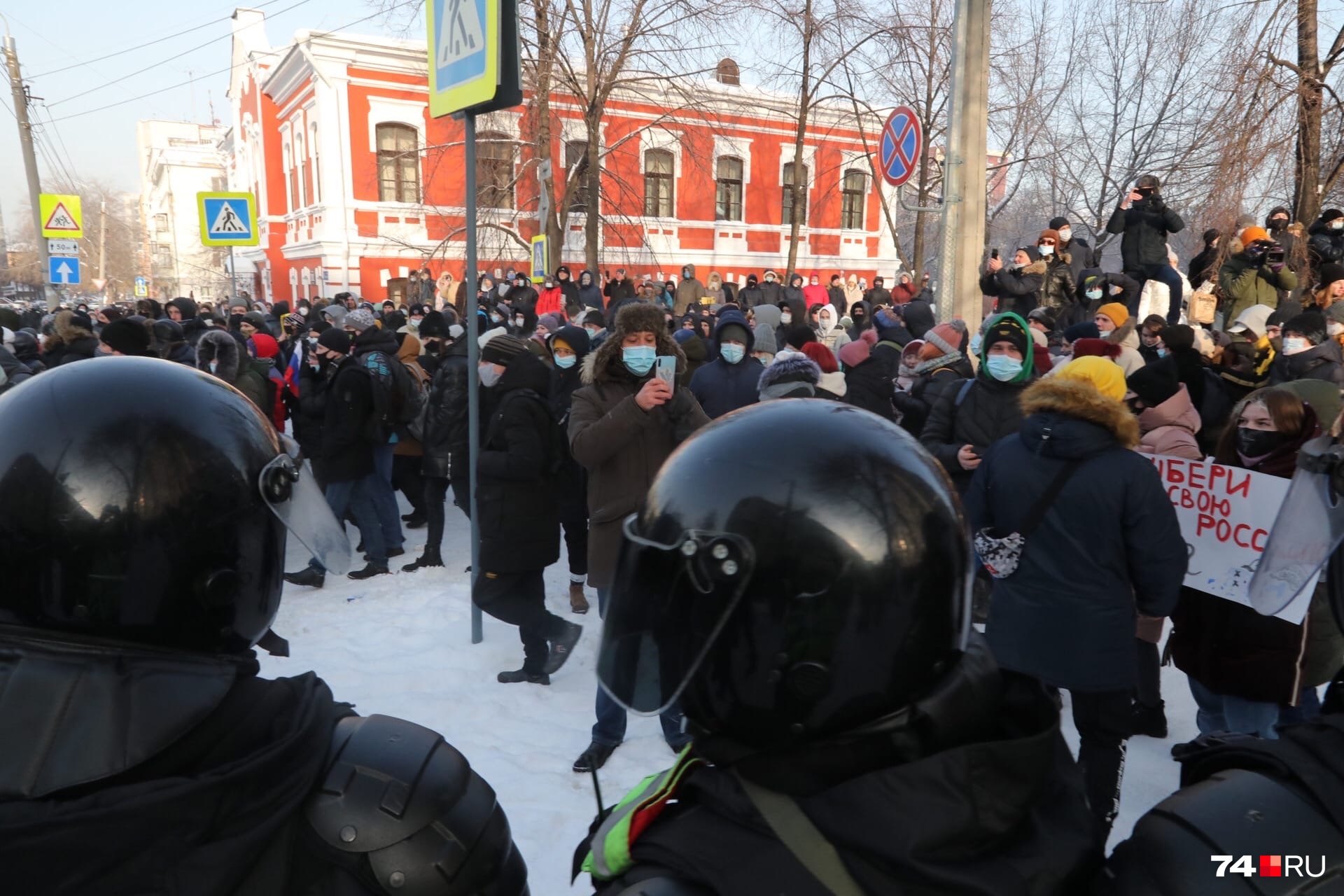 Какое-то время шествие удавалось сдерживать, однако в итоге поток всё-таки хлынул дальше Какое-то время шествие удавалось сдерживать, однако в итоге поток всё-таки хлынул дальше 