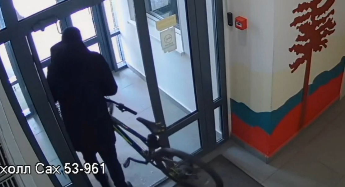 «Сумма ущерба — 160 тысяч»: в Академическом трое парней средь бела дня украли из подъезда велосипеды