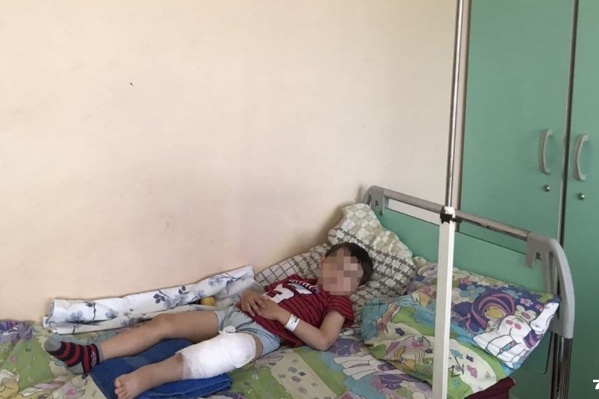 Мальчику сперва наложили гипс, а потом сделали операцию на ноге Мальчику сперва наложили гипс, а потом сделали операцию на ноге
