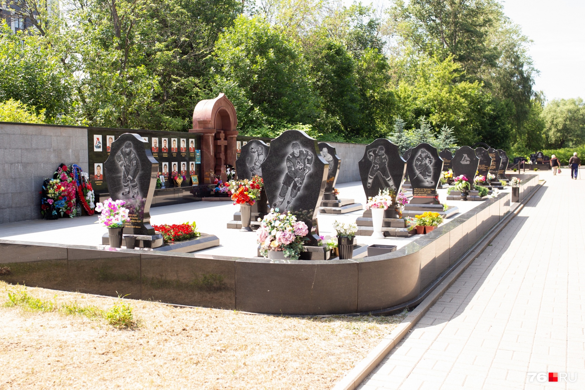 Почти все погибшие хоккеисты «Локомотива» похоронены в одном месте