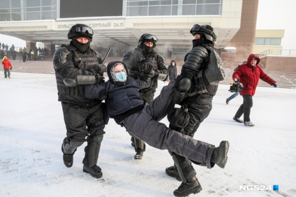 Большую часть протестующих окружил ОМОН Большую часть протестующих окружил ОМОН