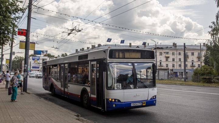 В Ярославле по маршруту № 42 пустили большие автобусы, забрав их у других пассажиров