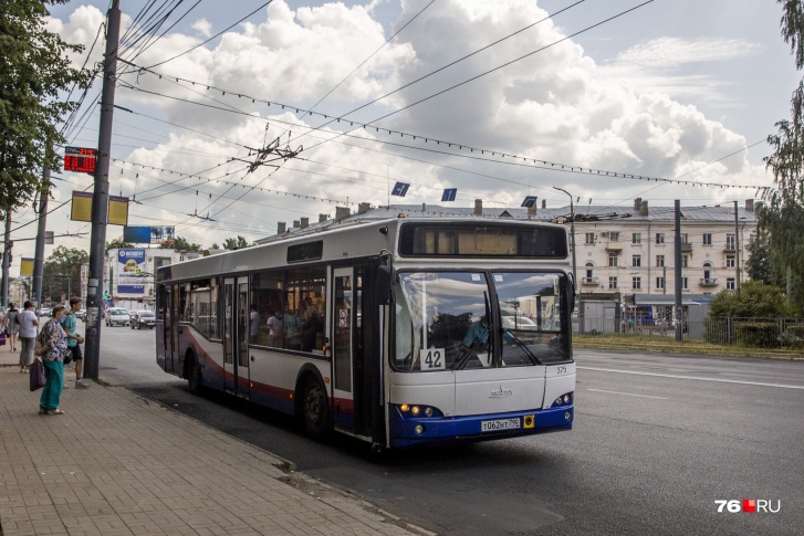 Пассажиры автобуса № 42 довольны, а пассажиры автобуса № 57 — не очень Пассажиры автобуса № 42 довольны, а пассажиры автобуса № 57 — не очень