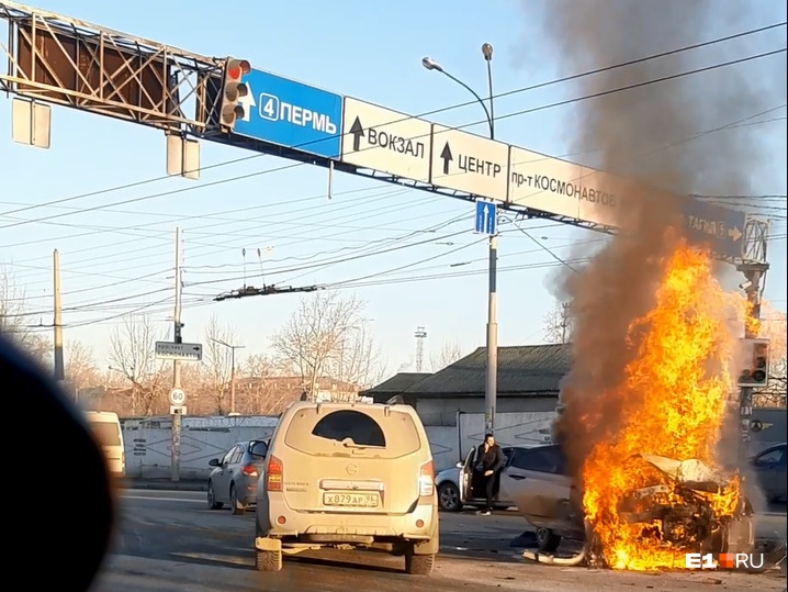 В Екатеринбурге рядом с вокзалом случилось ДТП с четырьмя машинами. Одна из них загорелась