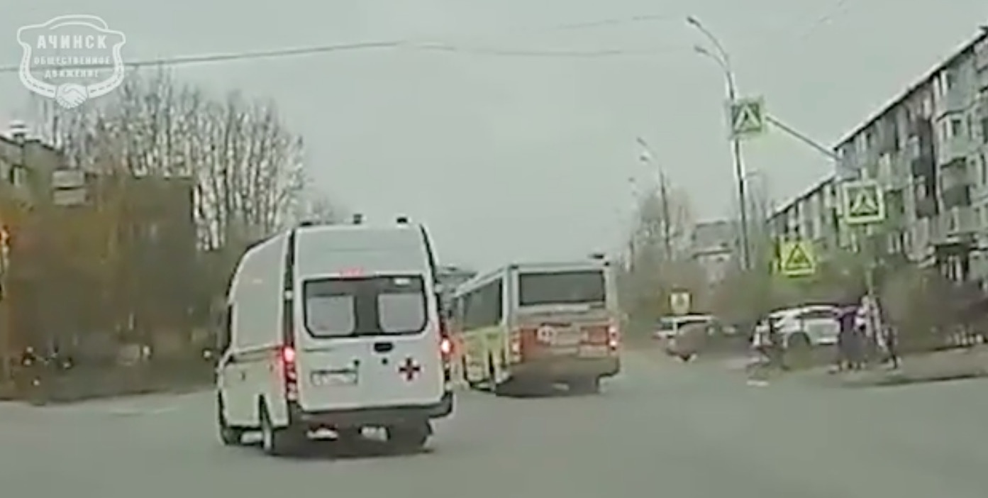 В Ачинске автобус выехал на желтый и сбил 8-летнюю девочку