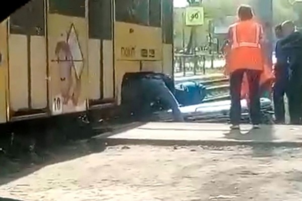 Пострадавшую вытаскивали из-под колес на носилках Пострадавшую вытаскивали из-под колес на носилках
